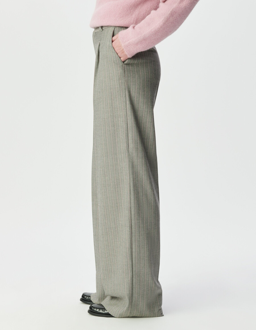 pantalón de traje gris de mujer con rayas rosas