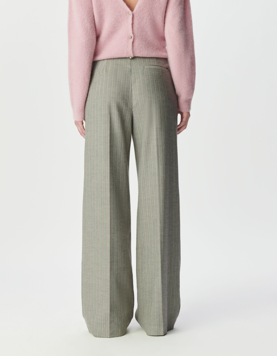 pantalón de traje gris de mujer con rayas rosas