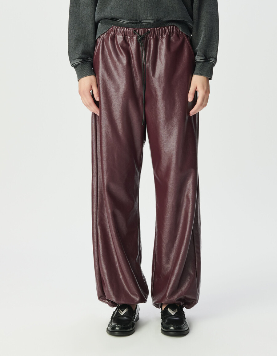 pantalones burdeos con efecto vinilo para mujer
