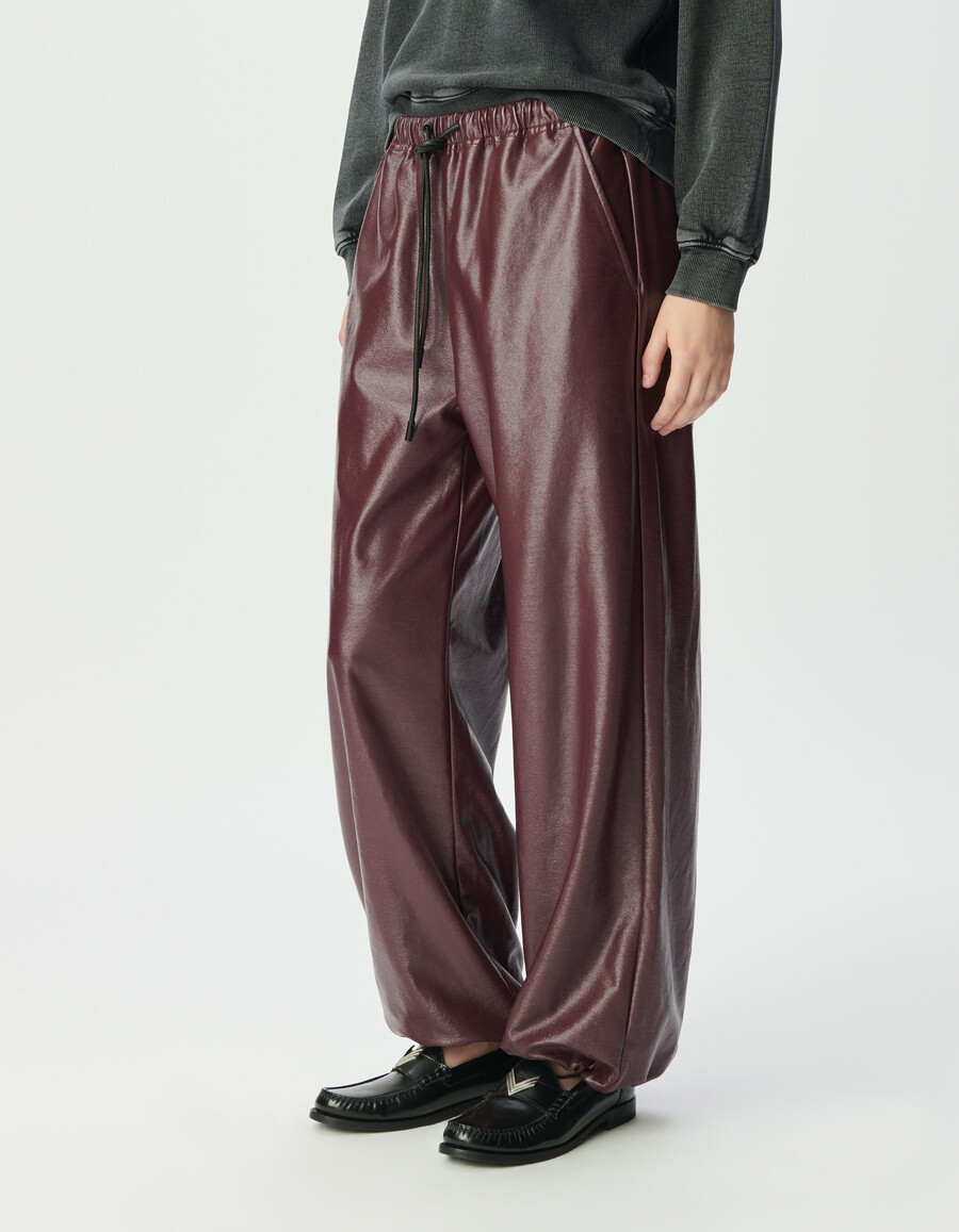 pantalones burdeos con efecto vinilo para mujer