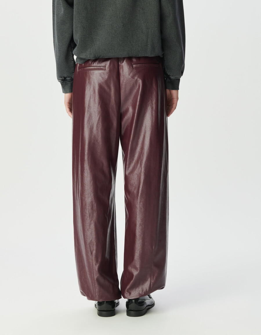 pantalones burdeos con efecto vinilo para mujer
