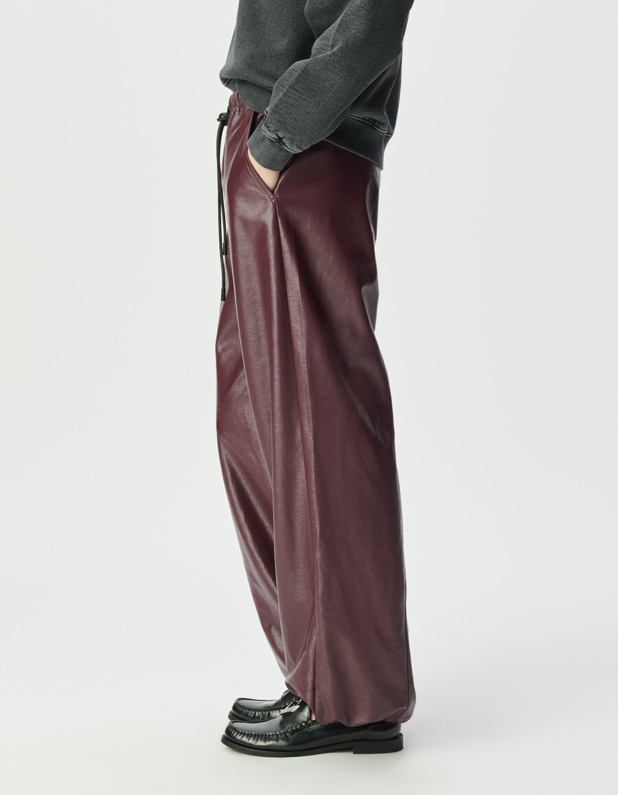pantalones burdeos con efecto vinilo para mujer