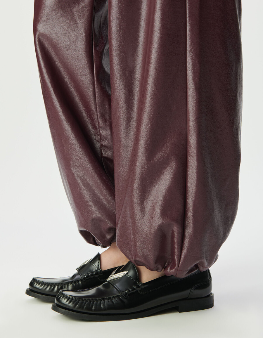 pantalones burdeos con efecto vinilo para mujer