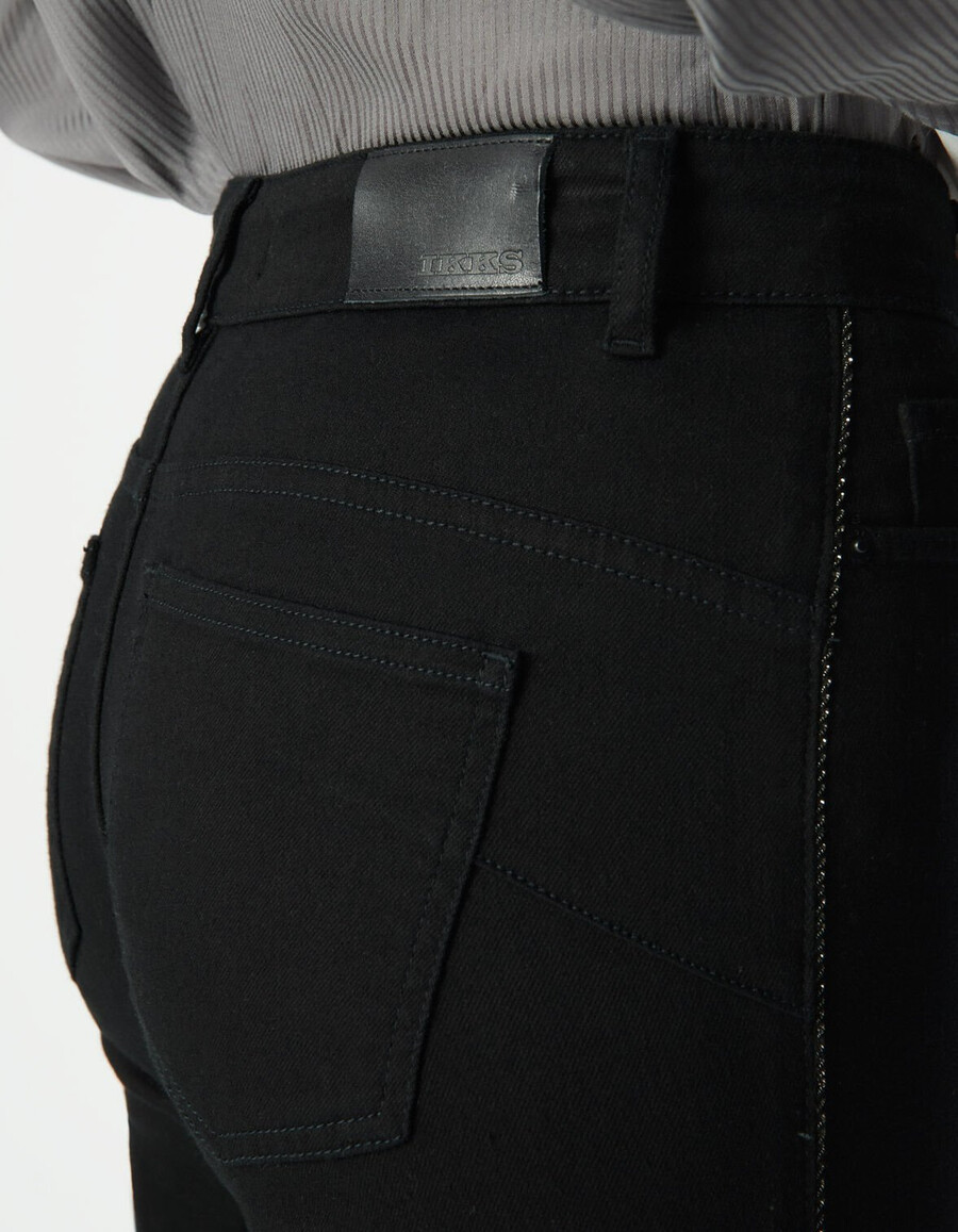 vaqueros ajustados negros para mujer con detalle lateral trenzado