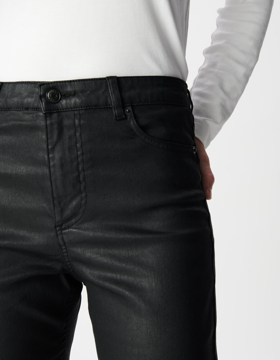 vaqueros bootcut de cintura alta y revestidos en negro para mujer